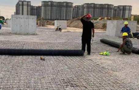 察雅土工格栅铺设前地基要怎么处理？